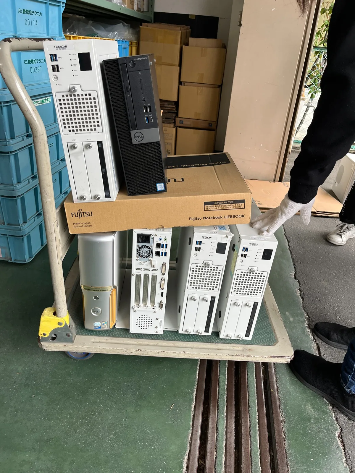 回収された複数のデスクトップパソコン